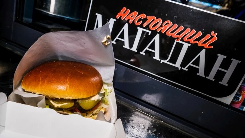 Блогеры-миллионники распробовали буузы и сахалинскую икру на Дальневосточной ярмарке