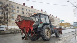 Дорожные службы круглосуточно обрабатывают от гололеда улицы Южно-Сахалинска