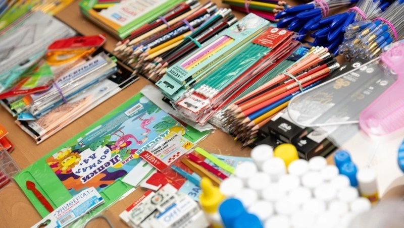 Больше 1000 тетрадей и 900 ручек: сахалинцы подарили Донбассу учебные принадлежности