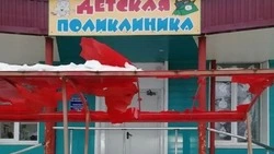 На Сахалине коммунальщики продырявили крышу парковки во время расчистки улиц от снега