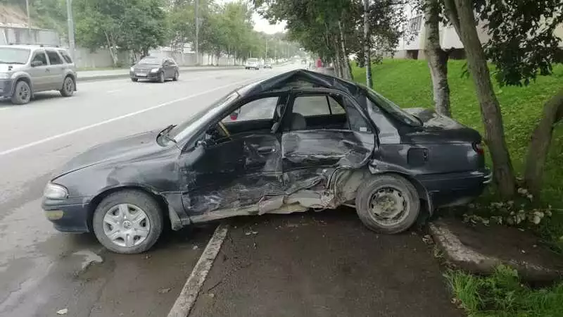 В Корсакове внедорожник влетел в легковушку (ФОТО и ВИДЕО)