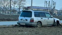 В Южно-Сахалинске Subaru Forester вылетел на кольцевой газон Ленина — Фархутдинова