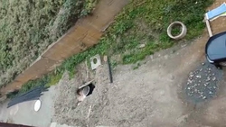 В Корсакове строители на три месяца бросили разрытую канализацию, возле которой играют дети
