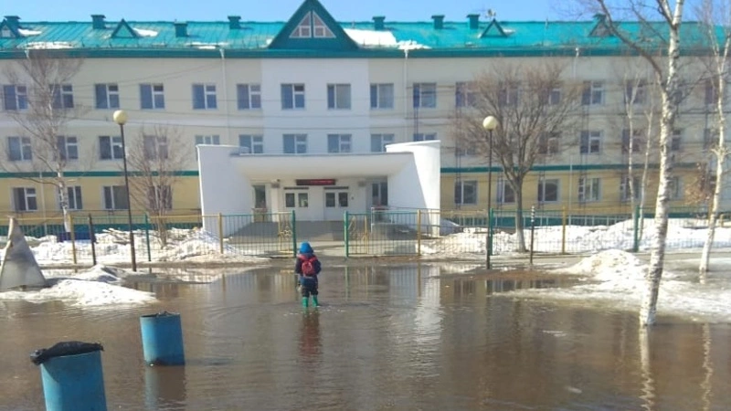 В Южно-Сахалинске дети добираются до школы по огромной луже