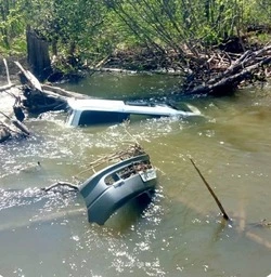 Сахалинцы угнали автомобиль и рухнули с моста в реку