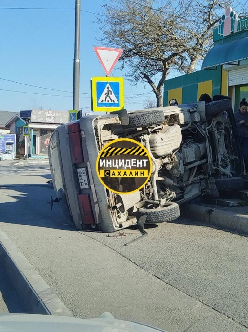 Водитель «уронил» машину набок в Корсакове