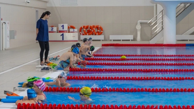 В центре «Волна» примут на обучение 600 юных пловцов Сахалина