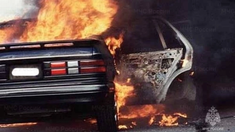 Пожарные потушили горящий автомобиль на улице Победы в Невельске ночью 20 сентября 