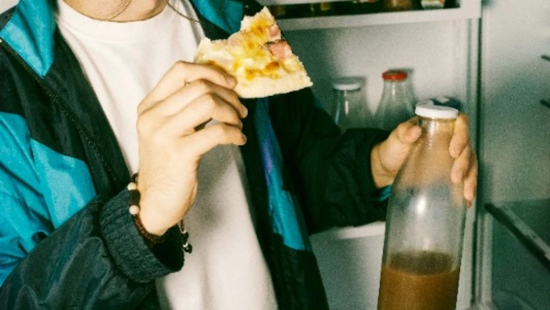 Житель Холмска, похитивший палку колбасы, майонез и чай, получил три года строгого режима