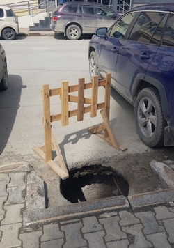 Жители Южно-Сахалинска рискуют провалиться в яму у тротуара в центре города