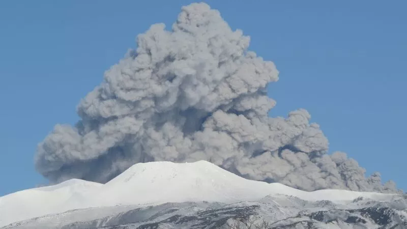 Вулкан Эбеко выбросил облако пепла на несколько километров в высоту (ФОТО и ВИДЕО)