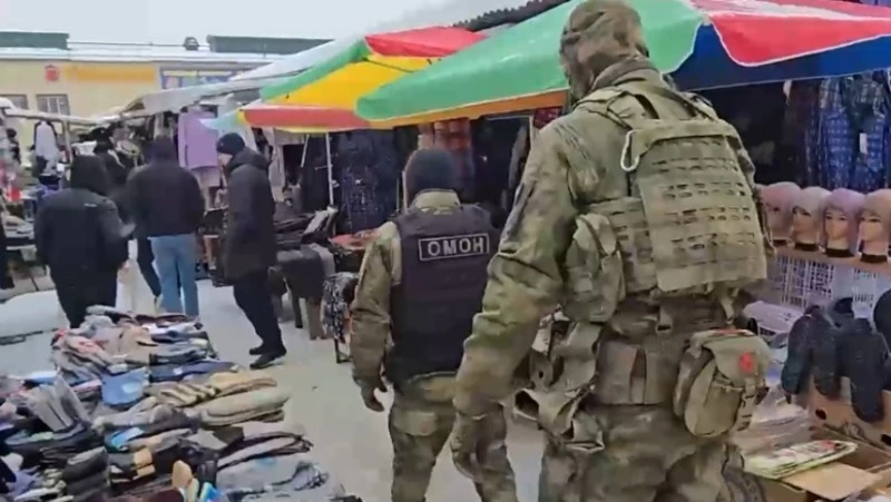 Два десятка мигрантов выдворят из России после масштабного рейда на Сахалине