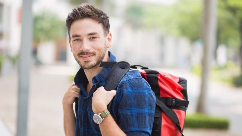 В Южно-Сахалинске мужчина украл у знакомого крупную сумму денег и рюкзак 