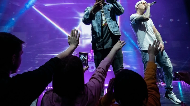 Сахалинские девочки спели вместо группы MBAND