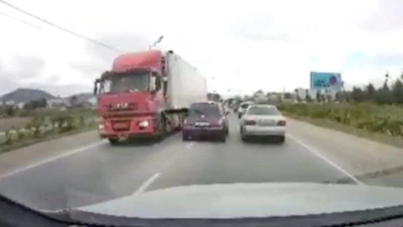 Автохам пошел на обгон по встречной и чуть не устроил ДТП на Сахалине