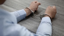 Главу корсаковской УК обвинили в превышении должностных полномочий и арестовали личное имущество 