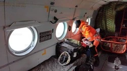 Спасатели продолжили поиски пропавших с затонувшего судна в заливе Анива