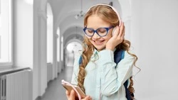 Госдума приняла закон об ограничении использования телефонов в школах