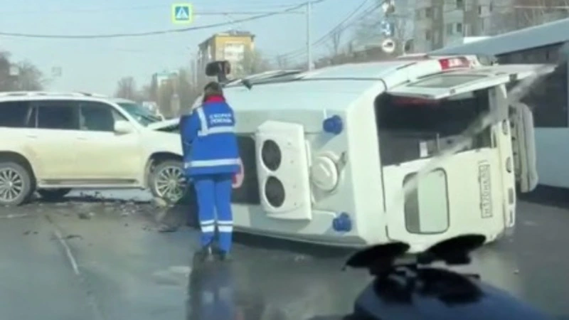 Скорая с пожилой пациенткой перевернулась на перекрестке в Южно-Сахалинске