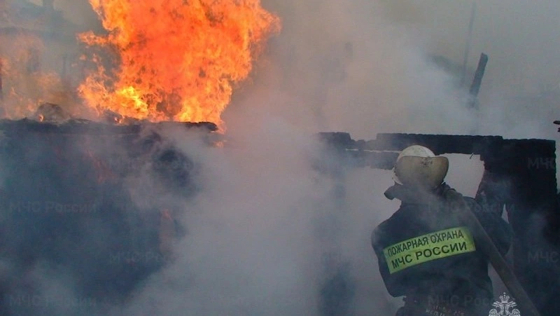 Десять человек тушили частный дом в Новотроицком 