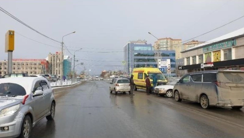 Водитель Toyota Corolla устроил ДТП с пострадавшей в Южно-Сахалинске 18 марта