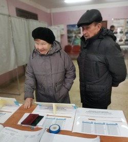 Пожилые супруги посетили избирательный участок в Красногорске, чтобы проголосовать за мирную жизнь