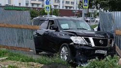 В Южно-Сахалинске нетрезвая водитель въехала в забор и пыталась сбежать с места ДТП