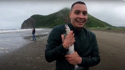 Рыболов-энтузиаст поймал горбушу голыми руками на Сахалине