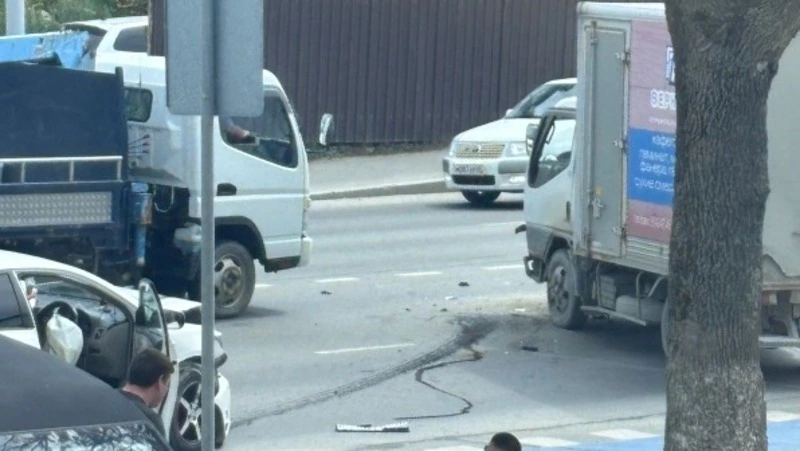 Капот всмятку: в Южно-Сахалинске столкнулись легковушка и грузовик