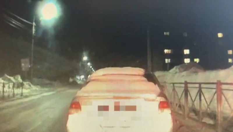 Нервы выдали: в Поронайске пассажирка попалась с наркотиками, спрятанными в чехле телефона