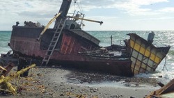 Судно, которое прибило к берегу в Корсаковском районе, распилили на части