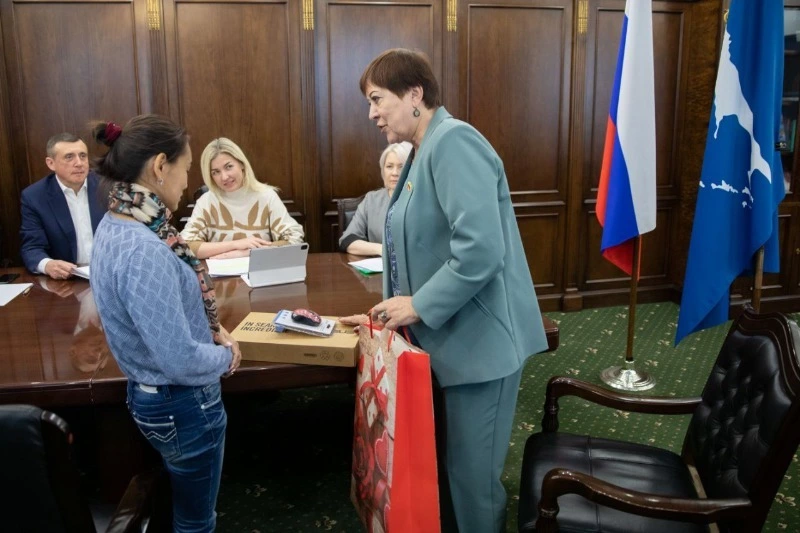 На Сахалине депутат облдумы подарила одинокой маме ноутбук для сына-первоклассника