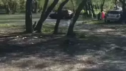 Сахалинца в соцсетях осудили за мытье машины в водоеме