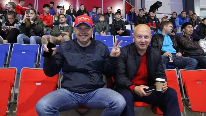 Сахалинцы и египтянин болели за футболистов в «Кристалле»