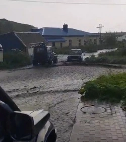 Река вышла из берегов и затопила улицы в Северо-Курильске