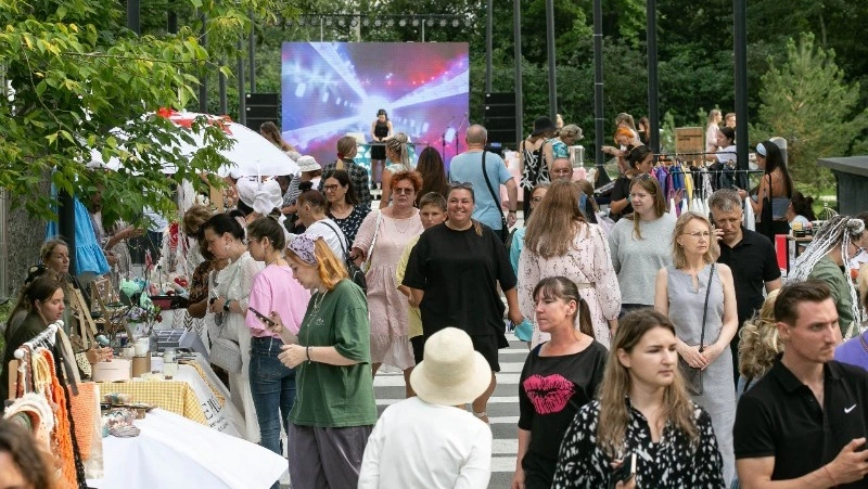 Фестиваль под открытым небом в Южно-Сахалинске собрал сотни зрителей