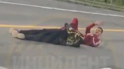 Два сахалинца разлеглись посреди дороги на юге Сахалина