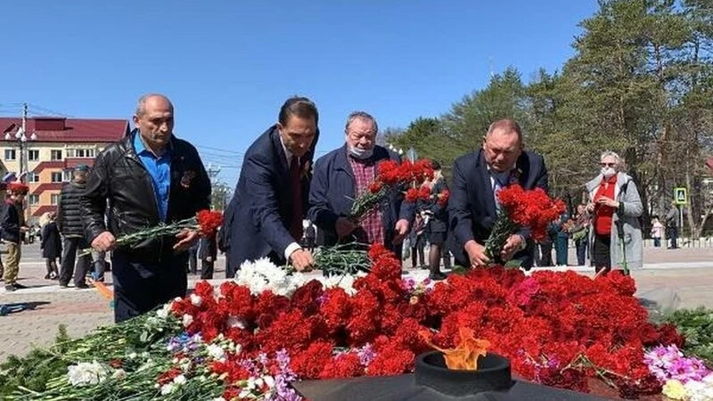 Сахалинские единороссы помогли ветеранам поклониться Вечному огню в других областях России