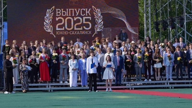 Более 1400 выпускников Южно-Сахалинска простились со школой 