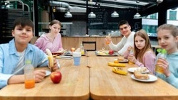 В Госдуму РФ внесли законопроект о бесплатном горячем питании для всех школьников