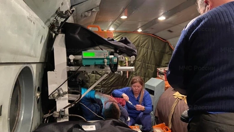 Спасатели эвакуировали мужчину с инсультом с судна в Охотском море