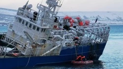 Судно с рыбаками у Парамушира начали эвакуировать с мели 16 декабря