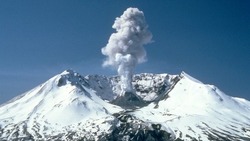 Вулкан Эбеко на Курилах выбросил столб пепла днем 2 января