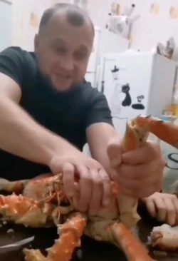 Островитянин показал, как едят краба на Сахалине — ВИДЕО