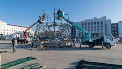 Главную новогоднюю елку Южно-Сахалинска устанавливают на площади Ленина 
