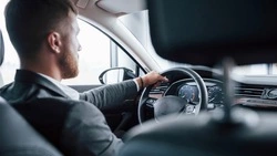 Водителям на Сахалине предложили зарплату выше 140 тысяч рублей в 2023 году