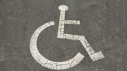 Благодаря вмешательству прокуратуры в Ногликах обустроят парковки для инвалидов