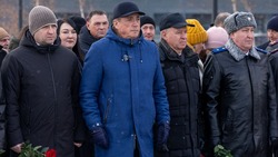 Губернатор Валерий Лимаренко и мэр Сергей Надсадин открыли сквер памяти военных в Южно-Сахалинске