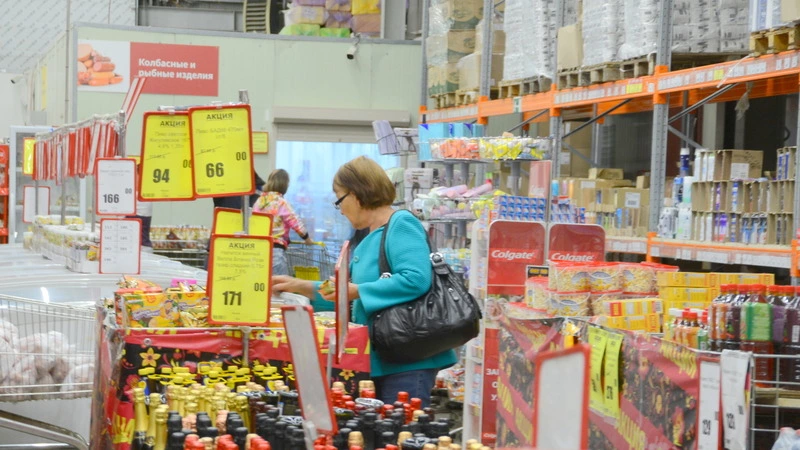 Уже 190 торговых предприятий Сахалина и Курил согласились сдерживать цены на сахар и масло