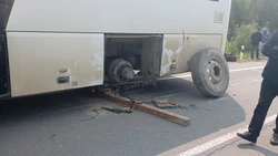 Автобус потерял колесо на трассе Ноглики — Оха 